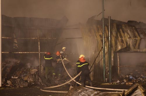 150 chien si trang dem chua chay kho 4000m2 o Sai Gon-Hinh-5