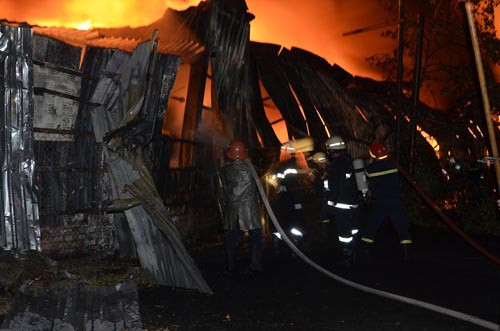 150 chien si trang dem chua chay kho 4000m2 o Sai Gon-Hinh-2