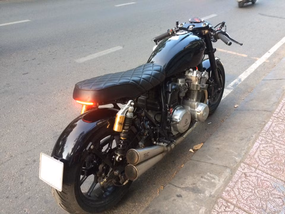 Mẫu xe môtô với kiểu dáng cổ điển Honda CB750 đã được một người chơi xe Sài Gòn nâng cấp cả về hiệu năng lẫn kiểu dáng khi độ theo phong cách cafe racer với dàn đồ chơi "hàng hiệu".