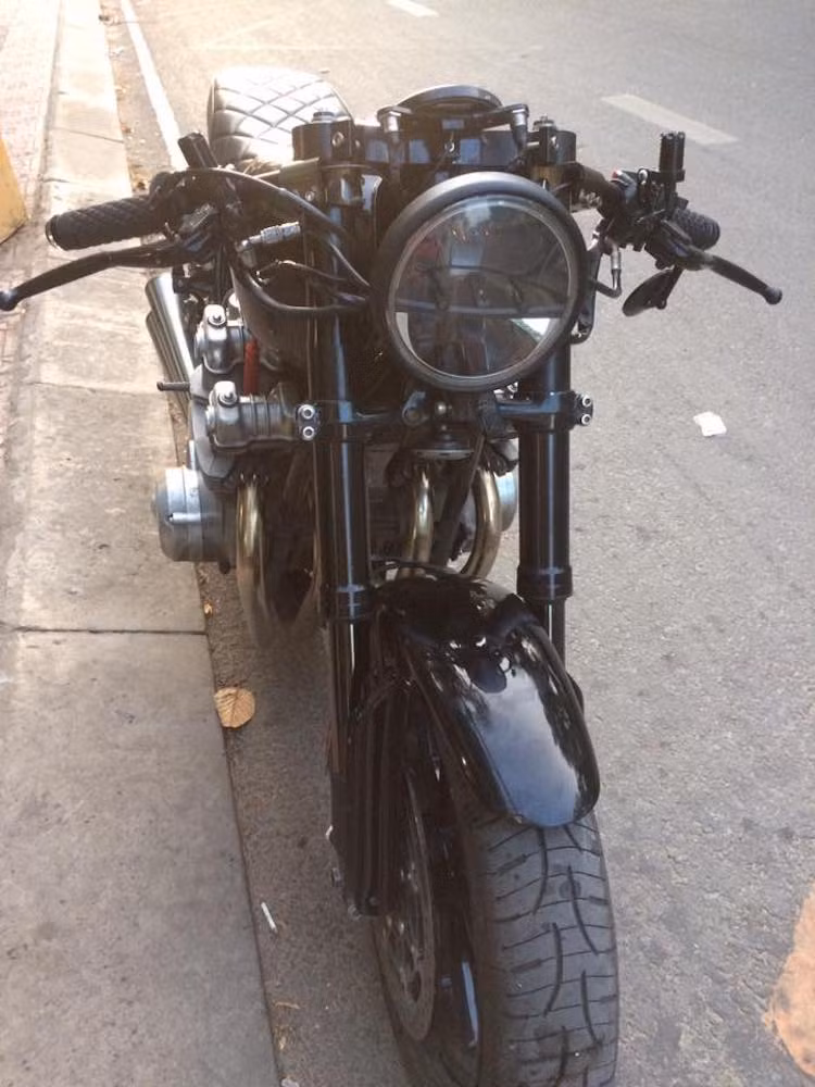 Toàn bộ các chi tiết nguyên bản của chiếc CB750 đã bị lột bỏ, chỉ còn giữ lại bộ khung, máy và bình xăng. Ở phía trước, chiếc xe đã được thay đèn pha chóa tròn cổ điển nhưng sử dụng công nghệ LED hiện đại. Bộ đèn này nằm giữa cặp phuộc USD từ một mẫu superbike khác, trong khi hệ thống phanh xe được độ lên đĩa kép với heo Brembo 4 pis mỗi bên.