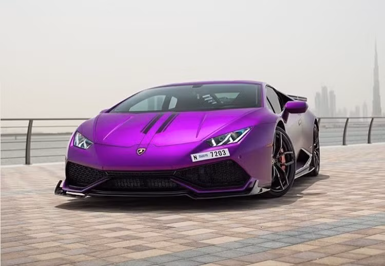 "Chiều lòng" nữ đại gia trẻ, RevoZport đã trang bị cho chiếc xe gói khí động học với tên gọi Razmig do hãng thiết kế. Ở bên dưới cản trước nguyên bản, RevoZport đã lắp cho Huracan một chiếc cánh khí động học bằng sợi carbon bới, cùng với những tấm nẹp carbon dọc dưới hai bên thân xe.