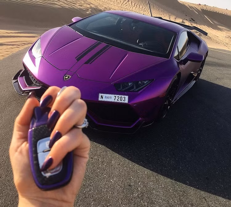 Để bắt đầu, vị nữ đại gia này đã dán đổi màu toàn thân chiếc Huracan bằng màu tím ưa thích của cô. Ngay cả chìa khóa của chiếc xe cũng đã được cô đặt đổi màu lại thành tím "ton-sur-ton" với chiếc xe. Tuy nhiên không dừng lại ở đây, cô còn đặt hàng hãng độ RevoZport để độ lại chiếc Huracan từ trong ra ngoài.