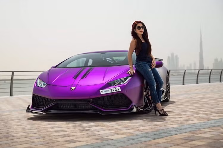 Khi nhắc tới thú chơi siêu xe, đa số mọi người sẽ cho rằng đây là một "bộ môn" dành cho giới "mày râu". Tuy nhiên trong Thế giới siêu xe, cũng có không ít những "bóng hồng" xinh đẹp với độ "chịu chơi" không kém đàn ông. Mới đây, một nữ đại gia tại Dubai đã khiến người chơi xe bất ngờ khi sở hữu một chiếc siêu xe Lamborghini Huracan được độ khá "khủng".