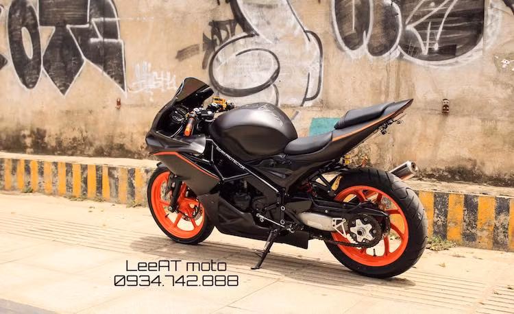 Sau khi "qua tay" xưởng độ LeeAT tại Sài Gòn, chiếc sportbike Honda NSR150SP 2 kỳ "lừng lẫy" một thời đã có ngoại hình cực "chiến" khi lấy cảm hứng từ siêu môtô Kawasaki H2R tiền tỷ.