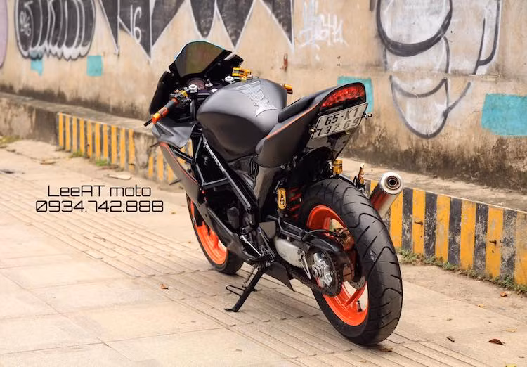 Trên bản độ này, động cơ của xe không có sự thay đổi ngoại trừ lon pô Arrow 2 kỳ mới. Ở phía sau, phần đuôi của NSR150SP đã được vuốt cao đầy thể thao nhờ mẫu đuôi giống dòng sportbike Honda CBR600RR, trong khi bộ gắp đơn đặc trưng của xe được giữ nguyên.