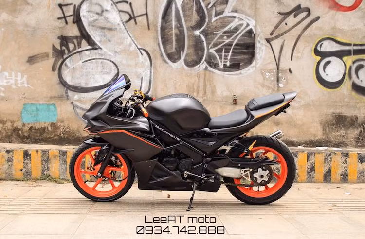 Chiếc NSR150SP nguyên bản vốn có bộ khung nhôm dạng Deltabox, tuy nhiên bản độ này đã được chế thêm khung thép ống bên ngoài để "giả" khung như siêu môtô Kawasaki H2R. Nằm hai bên thân xe cũng là các tấm quây được chế mủ theo nguyên mẫu H2R.