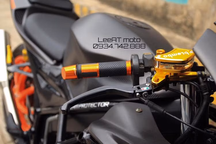 Phần bình xăng của chiếc xe cũng đã được gò lại với kiểu dáng góc cạnh và bề thế hơn. Nằm ở phía trên cặp tay lái clip-on, LeeAT đã trang bị cho xe một số "đồ chơi" như cùm phanh Brembo đồ chơi, cặp tay côn/phanh TWM, bao tay Rizoma Lux và gù xéo Rizoma.