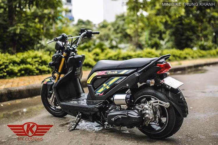 Tuy nhiên, điểm đặc biệt nhất của bản độ này lại nằm ở hệ thống phuộc khí nén vận hành bằng điện phía sau. Chỉ bằng một nút bấm, chiếc xe có thể nâng cao hoặc hạ thấp gầm theo ý thích của người lái. Ở mức độ hạ gầm tối đa, chiếc Zoomer X có thể nằm sát đất.