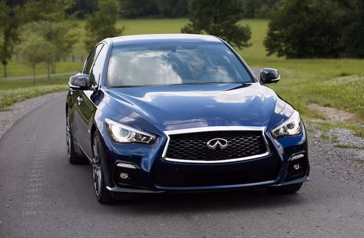 Phiên bản Q50 2018 đã được Infiniti "làm mới" lại ngoại thất với cụm lưới tản nhiệt bo góc double-arch mới với vân lưới 3 chiều, đèn pha LED sắc sảo hơn và cản trước sau theo phong cách thể thao hơn.