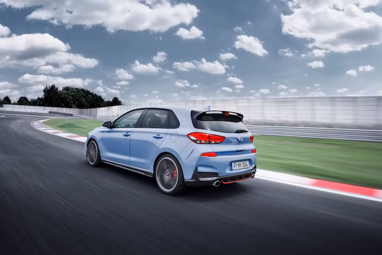 Không chỉ có động cơ, Hyundai còn trang bị cho i30N hệ thống treo thể thao thích ứng với khoảng sáng gầm thấp hơn 4 mm so với phiên bản thường, hệ thống phanh nâng cấp, vi sai điện tử và hệ thống xả có van biến thiên. Tất cả nhằm biến chiếc xe trở thành một mẫu hatchback 5 cửa với cảm giác lái thú vị nhưng vẫn bảo đảm sự tiện dụng hàng ngày.