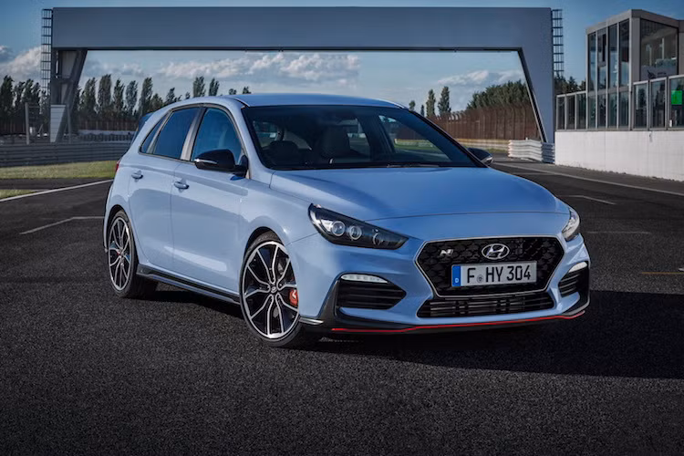 Cách đây vài năm, Hyundai đã mở ra bộ phận thể thao N "chuyên trị" những mẫu xe hiệu năng cao. Tuy nhiên, phải tới khi hãng ra mắt chiếc hatchback thể thao Hyundai i30N 2017 hoàn toàn mới, bộ phận này mới chính thức "trình làng" khách hàng khi trước đó, logo N chỉ xuất hiện trên các mẫu xe đua của hãng ở nhiều giải đấu khác nhau.