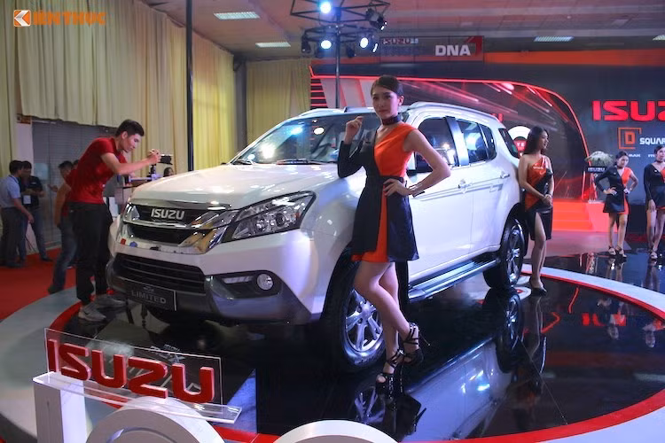 Cuối cùng, Isuzu nhiều khả năng sẽ chỉ trưng bày các phiên bản khác nhau của 2 dòng xe hiện tại là MU-X và D-MAX tại triển lãm VMS 2017. Đây là 2 dòng xe du lịch duy nhất của hãng tại Việt Nam, với doanh số cộng dồn 581 trên tổng số 2992 chiếc xe bán ra vào nửa đầu năm nay (đã bao gồm các dòng xe thương mại và chassis xe bus.