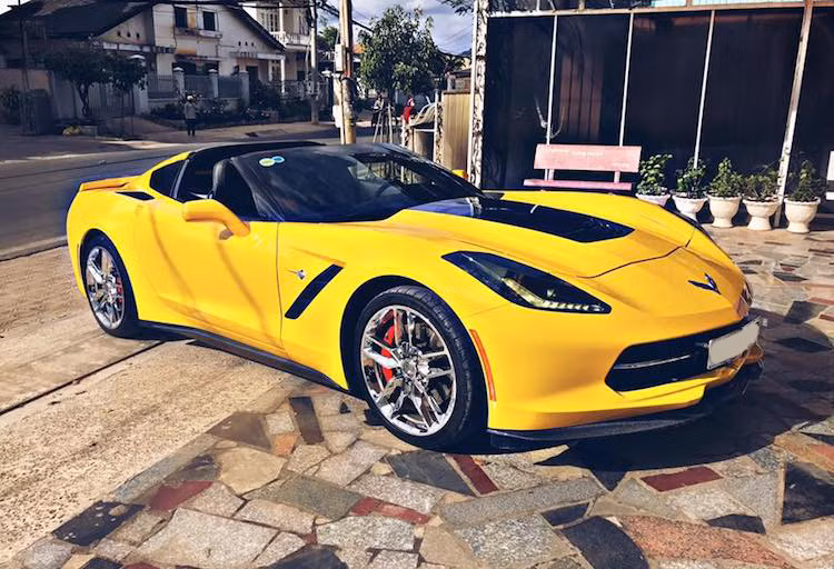 Kể từ khi ra mắt lần đầu vào năm 2014, mẫu siêu xe thể thao Mỹ Chevrolet Corvette Stingray thuộc thế hệ thứ 7 đã có mặt tại Việt Nam ở gần như mọi phiên bản, từ cơ bản tới dòng hiệu năng cao Z06 và sắp tới là bản tầm trung Grand Sport. Tuy nhiên, chiếc Corvette Stingray với gói với gói phụ kiện nâng cấp hiệu năng Z51 vẫn là "hàng hiếm" ở nước ta.