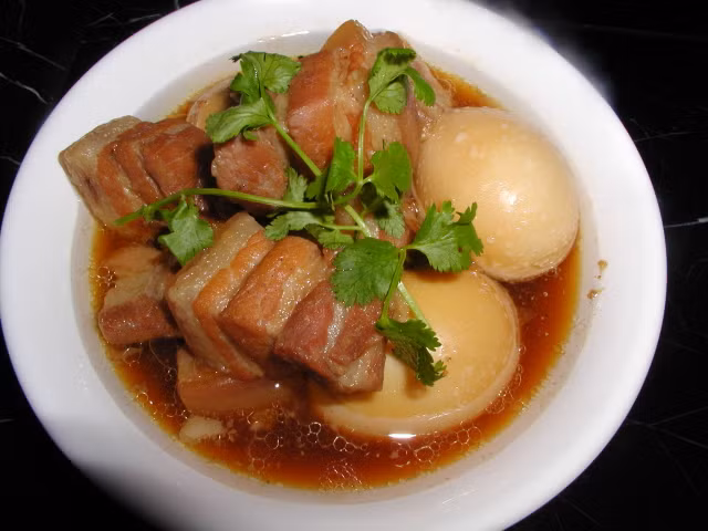 Tuy nhiên, các loại acid amin, creatinine, đường và các hợp chất vô hại trong thịt khi ở nhiệt độ 200℃ - 300℃ sẽ phản ứng tạo ra amin có hương thơm. (Ảnh: vaobepnauan) 