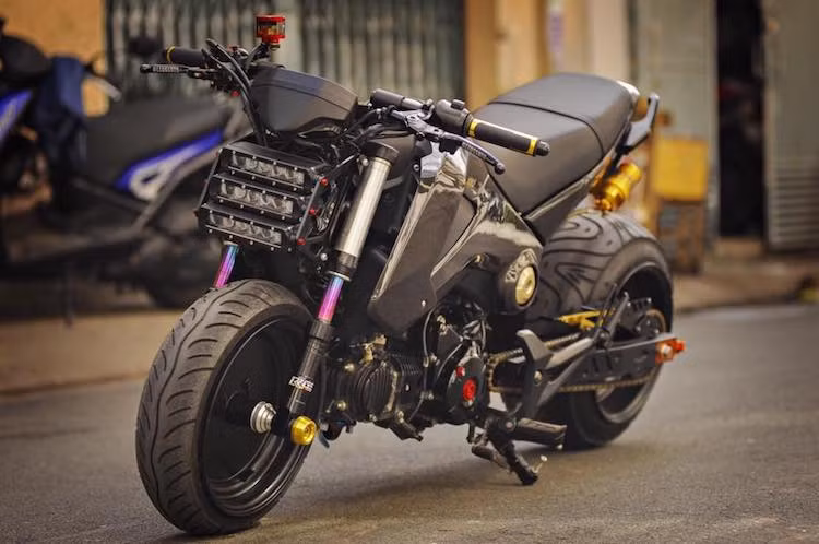 Trên chiếc xe này, toàn bộ các chi tiết thân vỏ đã được chủ xe giữ nguyên thiết kế nguyên bản của MSX125. Tuy nhiên để khiến chiếc xe có vẻ ngoài mạnh mẽ và thể thao hơn, chủ xe đã lựa chọn cách dán sợi carbon thật cho thân xe. Những tấm sợi carbon thật đã được dán vào vỏ nguyên bản của MSX bằng keo đặc biệt, sau đó được phủ nhựa epoxy trong suốt với độ bóng cao.