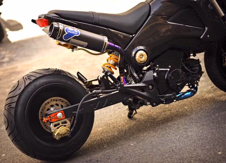 Theo phong cách xe đua drag, gắp sau của chiếc MSX đã được kép dài về phía sau, đồng thời được nâng cấp phuộc monoshock Ohlins. Khối động cơ SOHC 125 cc của MSX125 được giữ lại, nhưng có tiếng nổ ấn tượng hơn nhờ vào cây pô Termignoni bằng sợi carbon nằm gọn bên dưới yên xe.