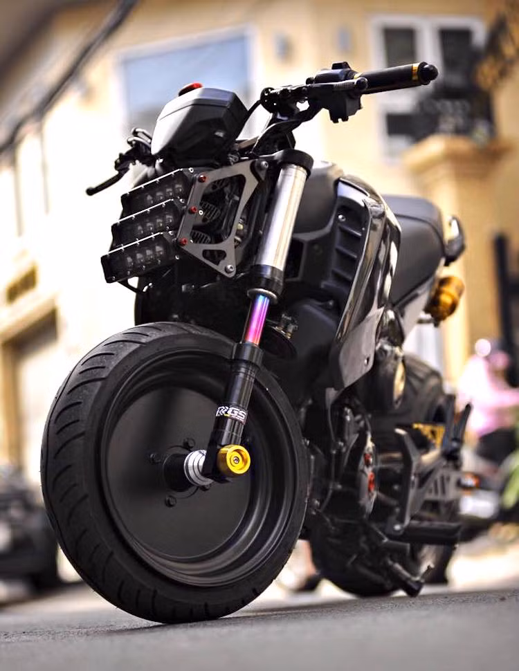 Thuộc sở hữu của một biker khá nổi tiếng tại Sài Gòn với bộ sưu tập gồm các "thành viên" như BMW S1000RR, Honda Valkyrie Rune hay Yamaha Exciter 135 độ mâm Rotobox, chiếc MSX125 này đã được hạ gầm cực thấp nhờ có cặp phuộc USD trước của hãng RRGS. Phần đầu nguyên bản của MSX được thay bằng dàn đèn LED 3 tầng cho ánh sáng cực mạnh.