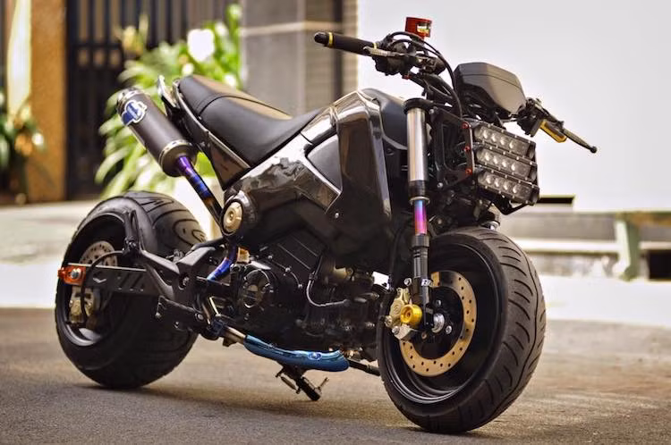 Là "hậu duệ" của dòng xe côn tay siêu nhỏ Honda Monkey trước đây, mẫu xe Honda MSX 125 thu hút được một lượng người chơi khá lớn trên Thế giới và ngay cả ở Việt Nam, với những bản độ rất độc đáo. Mới đây nhất, một bản độ Honda MSX 125 tại Sài Gòn cũng đã gây được sự chú ý của dân chơi xe nhờ "dàn chân" hàng khủng.