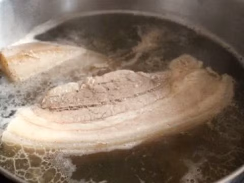 Trong mô cơ thịt lợn và mô mỡ chứa đại lượng protein. Khi nước nóng thâm nhập vào thịt lợn, đại lượng protit hòa tan sẽ mất đi. (Ảnh: nauzi) 