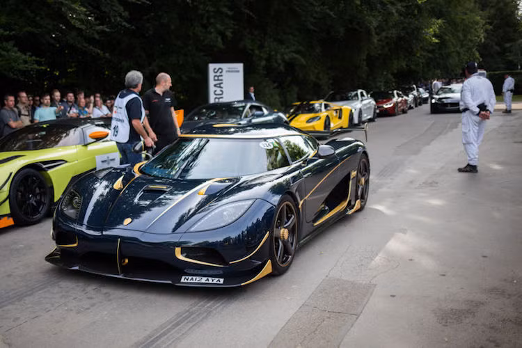 Ngay cả bộ phận kỹ thuật phục vụ những chiếc xe cũng rất sẵn lòng trò chuyện, chia sẻ niềm đam mê xe cộ với bất kỳ khách thăm quan nào. Ngoài ra, không giống như những lễ hội như Concours d'Elegance, Goodwood Festival of Speed không chỉ là "cuộc chơi" của giới "nhà giàu" mà còn mở cửa rộng rãi cho cả những người dân bình thường.