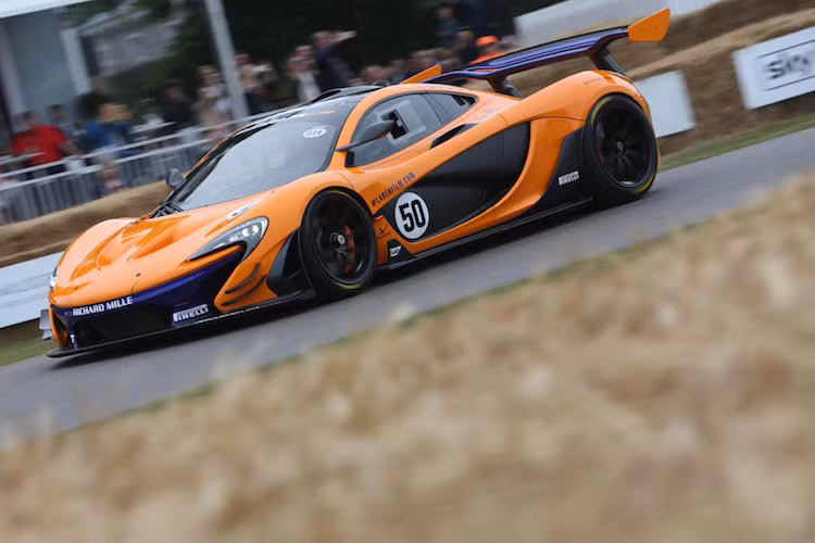 Khách thăm quan Goodwood không chỉ có cơ hội được "sờ tận tay, ngắm tận mắt" những tuyệt tác của Thế giới xe, mà còn được nghe và nhìn chúng hoạt động hết công suất trong cuộc đua leo đồi tính thời gian, được tổ chức theo format của thời kỳ đầu bộ môn đua xe.