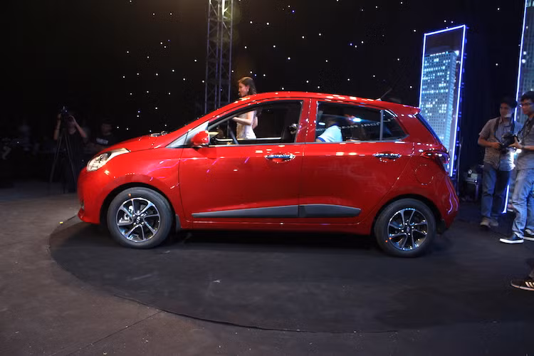 Ở hai bên thân xe, Grand i10 Hatchback cũng có vẻ ngoài năng động với thanh nẹp nhựa chạy dọc 2 cửa bên cùng mâm đúc 14 inch 4 cánh kép với bề mặt kim loại phay Diamond Cut. Grand i10 phiên bản cải tiến sở hữu kích thước lớn nhất trong phân khúc với số đo phiên bản Hatchback Dài x Rộng x Cao lần lượt là 3,765 x 1,660 x 1,505 (mm).