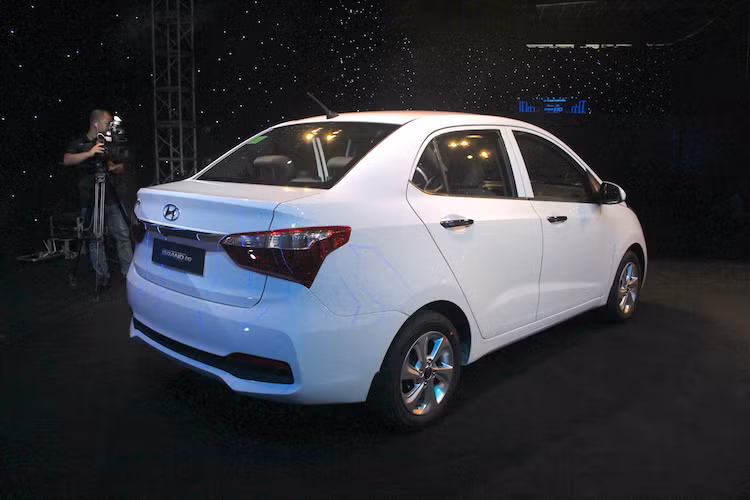 Bên cạnh phần đầu, đuôi xe cũng được thiết kế lại khá triệt để. Không còn sử dụng chung đèn hậu với phiên bản hatchback, Grand i10 Sedan 2017 được trang bị cặp đèn hậu mới kéo dài về hai bên thân xe, khiến phần đuôi xe giống "đàn anh" Elantra hơn. Đi kèm với đèn hậu mới, nắp khoang hành lý và cản sau cũng được thiết kế lại.