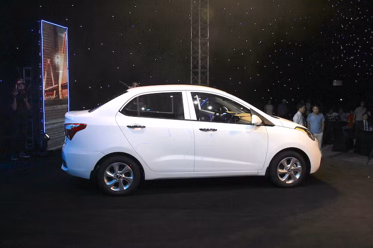 Phiên bản Sedan có chiều dài lớn hơn một chút, đạt 3,995 x 1,660 x 1,505 (mm) do có thêm phần đuôi. Nẹp nhựa hai bên hông cũng đã được loại bỏ trên phiên bản này, đồng thời bộ mâm 4 cánh kép cũng đã được thay bằng mâm 6 cánh xoắn đơn sơn bạc (vẫn giữ đường kính 14 inch).