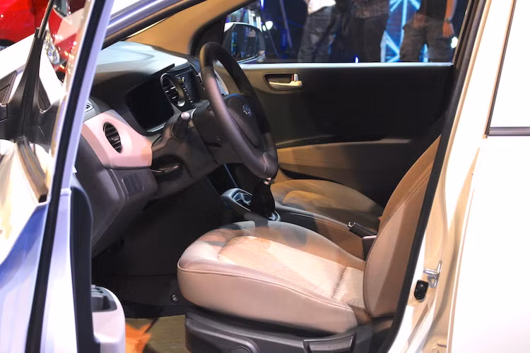 Các tiện nghi khác nút bấm khởi động Start/Stop engine, chìa khóa thông minh Smartkey, gương chiếu hậu chống chói tự động &amp; camera lùi (phiên bản sedan), vô lăng điều chỉnh 4 hướng tích hợp phím chức năng, ngăn chứa đồ có chức năng làm mát, sấy kính trước &amp; sau, cửa sổ chỉnh điện chống kẹt...