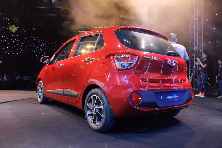 Trong khi đó, đèn hậu của Grand i10 Hatchback 2017 đã được hãng xe Hyundai đổi thiết kế chóa bên trong để khiến chiếc xe trông hiện đại hơn, đồng thời cản sau của chiếc xe nay cũng được ốp thêm một dải nhựa đen to bản.