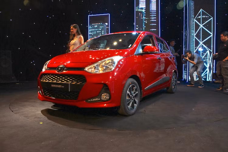 Về thiết kế, cả 2 phiên bản Grand i10 Sedan và Hatchback vẫn đều được áp dụng ngôn ngữ "Điêu khắc dòng chảy 2.0" quen thuộc của Hyundai, tuy nhiên chúng đã có một số thay đổi so với thế hệ trước đây. Chúng đều có lưới tản nhiệt hình lục giác tạo hình thác nước “Cascading Grille” hơi "bóp" lại ở hai cạnh và cụm đèn LED ban ngày.