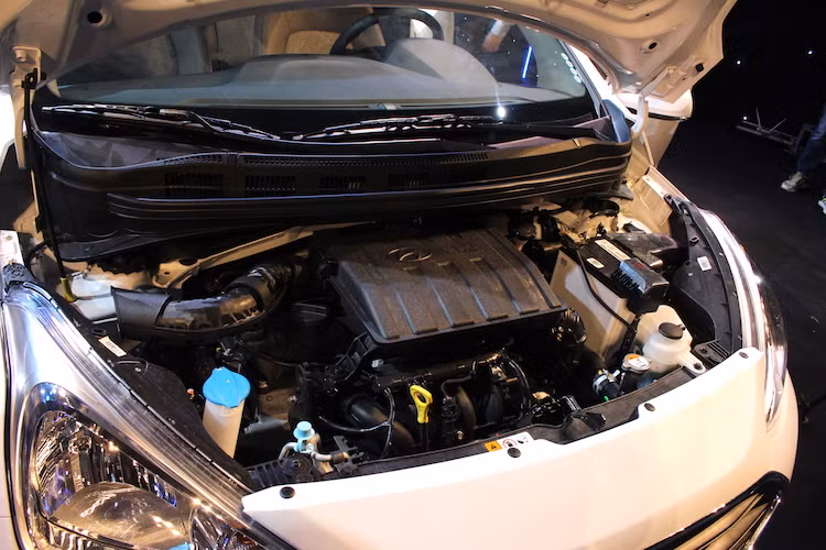 Hyundai Grand i10 hatchback được trang bị 2 lựa chọn động cơ xăng 4 xi-lanh thẳng hàng, nạp khí tự nhiên Kappa 1.0l (66 mã lực/90 Nm) và 1.2l (87 mã lực/120 Nm) với hệ thống van biến thiên. Tuy nhiên, bản sedan sẽ chỉ có 1 lựa chọn máy 1.2l. Tùy từng phiên bản cấu hình, xe sẽ sở hữu hộp số sàn 5 cấp hoặc tự động 4 cấp. Mọi phiên bản Grand i10 2017 tại Việt Nam đều dẫn động cầu trước.