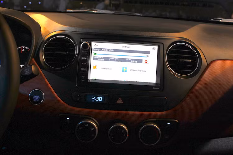 Đặc biệt, Grand i10 2017 là chiếc xe duy nhất trong phân khúc được trang bị hệ thống thông tin giải trí với màn hình cảm ứng 7 inch với kết nối USB/AUX/Bluetooth và bản đồ định vị dẫn đường Việt Nam. Bên cạnh các chức năng cơ bản, hệ thống bản đồ này còn được tích hợp các thông tin hữu ích như điểm dịch vụ Hyundai 3S trên cả nước, dịch vụ ăn uống, giải trí,...