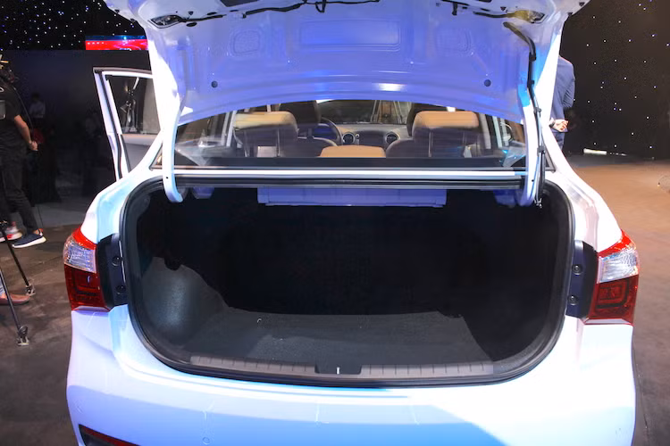 Trong khi đó, phiên bản Grand i10 Sedan có lưng ghế sau được gắn cố định. Dù thể tích khoang hành lý của bản sedan lớn hơn khi đạt mức 407 lít, nhưng khách hàng lại bị "gò bó" ở mức này mà không thể mở rộng như bản hatchback khi cần thiết.