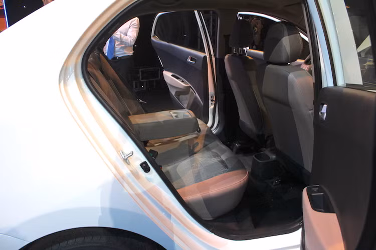 Nằm ở phân khúc xe hạng A giá rẻ nhất trên thị trường nên khó có thể đòi hỏi Grand i10 2017 ở cả phiên bản sedan và hatchback phải có ghế chỉnh điện hay cửa gió điều hòa độc lập cho hàng ghế sau. Xe có không gian cho hành khách ngồi sau không thay đổi với khoảng đầu 960 mm, khoảng để chân 820 mm và khoảng vai 1301 mm.