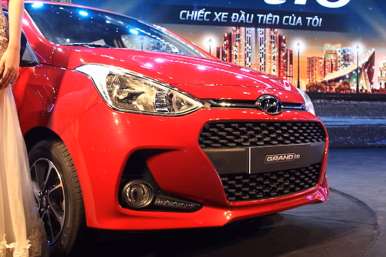 Tuy nhiên ngoại trừ đèn pha, thiết kế phần đầu của 2 phiên bản Grand i10 2017 đã có sự khác biệt lớn. Grand i10 Hatchback được thiết kế theo hướng thể thao hơn với cụm lưới tản nhiệt phía trước lớn, vân tổ ong và một thanh nẹp nhỏ trên mặt ca-lăng chạy xuyên logo Hyundai, nối liền 2 đèn pha. Cụm đèn LED và đèn sương mù cũng được đặt trong hốc "giả" khe hút gió trên những xe thể thao.