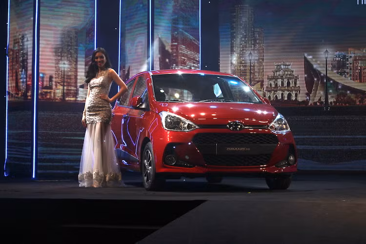 Các trang bị an toàn của xe gồm 2 túi khí phía trước, cảm biến lùi hỗ trợ đỗ xe, hệ thống chống bó cứng phanh ABS, hệ thống phân bổ lực phanh điện tử EBD,... Đặc biệt, Grand i10 được trang bị hệ thống khung xe với vật liệu chịu lực cao, giúp hấp thụ lực tác động trong tình huống va chạm, đảm bảo an toàn cho toàn bộ hành khách ngồi trong xe.