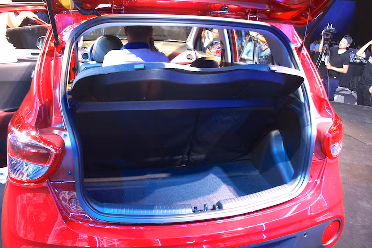 So với Grand i10 Sedan, Grand i10 Hatchback 2017 có lợi thế hơn về sự linh hoạt của khoang hành lý. Hàng ghế sau của xe cũng có khả năng gập 60/40 để gia tăng diện tích chứa đồ. Khi mở lưng ghế, chiếc xe có thể tích khoang hành lý 252 lít và gia tăng lên thành 1046 lít nếu gập hoàn toàn ghế sau lại.