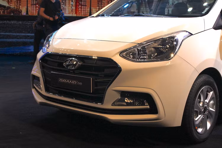 Trong khi đó, phần đầu của phiên bản sedan có kiểu dáng thanh lịch hơn với lưới tản nhiệt có các thanh ngang kèm logo Hyundai, không còn thanh nẹp chạy nối 2 đèn pha. Tuy nhiên, hốc đèn sương mù của chiếc xe lại có thiết kế "bắc cầu" nối liền với nhau.