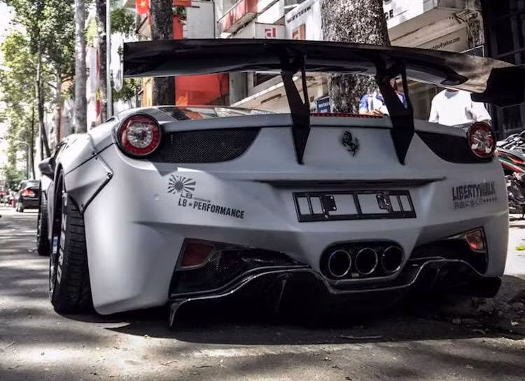 Để quyết định lắp widebody Liberty Walk, chủ xe phải là một người cực "chịu chơi" khi gói độ này sẽ biến đổi vĩnh viễn ngoại hình chiếc xe. Để có thể "về zin", chủ xe sẽ buộc phải mua một bộ dè bánh xe và bodykit mới từ Ferrari. Ở phía sau, chiếc 458 Italia cũng có thêm cánh khuếch tán khí động học ốp bên dưới bằng sợi carbon.