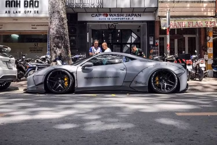 Theo đúng phong cách Liberty Walk, cả 4 vòm bánh xe của 458 Italia đã được nới rộng bằng các tấm ốp được khoan lỗ bắn đinh tán vào thân xe. Để vừa với hốc bánh lớn hơn, bộ mâm Forgiato bản lớn với thiết kế 5 cánh kép đã được chủ xe lựa chọn. Với hệ thống treo khí điều chỉnh độ cao Airrex, gầm xe có thể được hạ sát đất.
