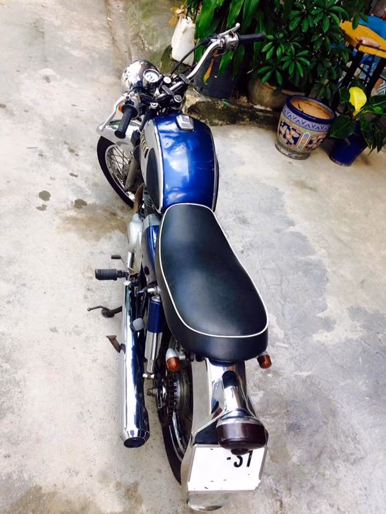 Chiếc YD250 này thuộc sở hữu của một nhà sưu tập xe cổ tại Sài Gòn và được giữ gìn trong tình trạng gần như nguyên bản toàn bộ, ngoại trừ một số chi tiết như đèn hậu hay bảng đồng hồ.