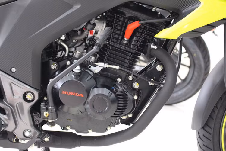 Ở phiên bản 2017, mẫu xe CB Hornet 160R vẫn dùng động cơ xy-lanh đơn, 162,7 phân khối, làm mát bằng không khí, công suất 15,7 mã lực tại 8.500 vòng/phút và mô-men xoắn cực đại 14,7 Nm tại 6.500 vòng/phút, hộp số 5 cấp, tốc độ tối đa 110 km/h.