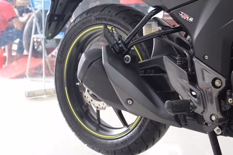 Ngoài màu tem mới, thay đổi lớn nhất trên Honda Hornet CB 160R 2017 là trang bị phanh đĩa cho bánh sau. Lốp sau kích thước 140/70-17, giảm xóc loại monosock quen thuộc.