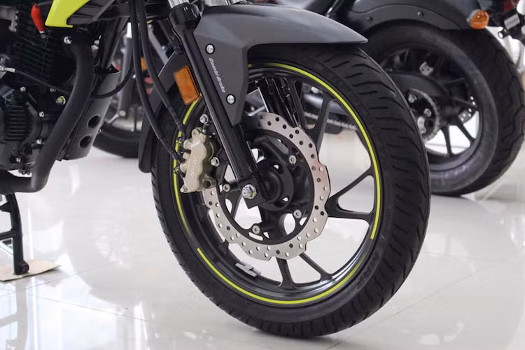 Phía trước sử dụng lốp không săm kích thước 100/80-17. Phanh đĩa đơn đường kính 276 mm. Giảm xóc ống lồng thủy lực.