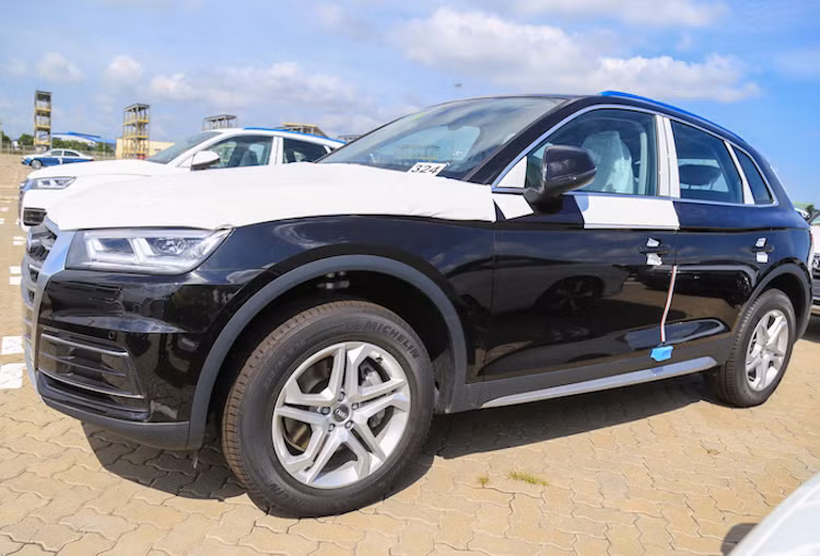 Giống như những chiếc Q5 thế hệ mới khác, phiên bản Q5 phục vụ APEC sẽ sở hữu thiết kế "tiến hóa" từ thế hệ trước với các chi tiết góc cạnh, khỏe khoắn hơn và kích thước lớn hơn. Thông qua các hình ảnh Audi Q5 tại cảng, có thể thấy đây là lần đầu tiên tiên Audi Việt Nam mang về các mẫu xe với các phiên bản ngoại thất khác nhau.