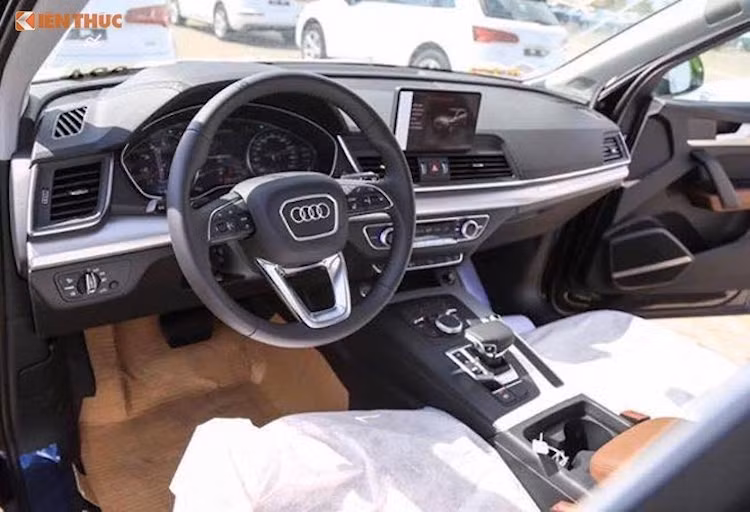 Ở bên trong nội thất, một số chiếc Q5 APEC còn được trang bị ghế ngồi bọc da Milano và số khác được bọc da kết hợp cùng Alcantara. Tuy nhiên, tất cả sẽ đều được trang bị các tiện nghi như những phiên bản dân dụng khác như camera lùi, gương chống chói, hàng ghế trước chỉnh điện 8 hướng, hệ thống lựa chọn chế độ lái thông minh có chức năng tiết kiệm nhiên liệu...