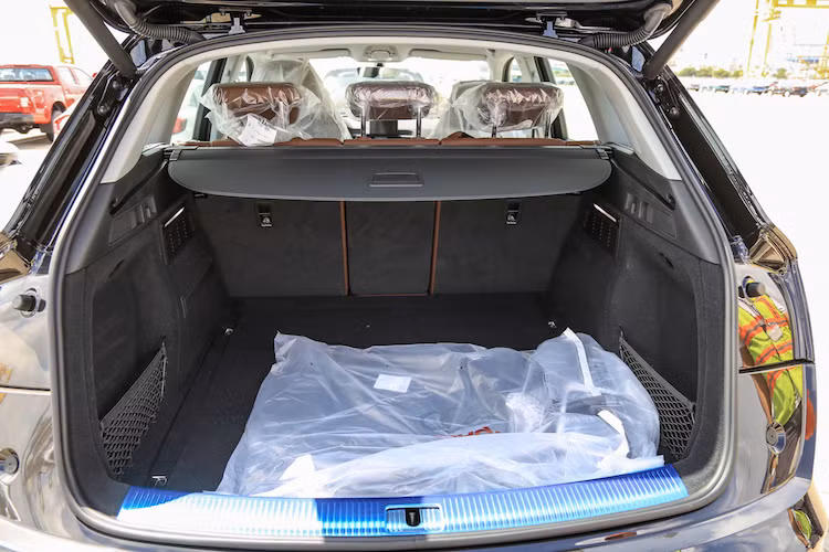 Với các kích thước lớn hơn trước, hàng ghế sau của Q5 nay đã có không gian rộng rãi hơn cho các hành khách. Bên cạnh đó, thể tích khoang hành lý cũng tăng 10 lít so với thế hệ trước, đạt khoảng 550 tới 610 lít và còn có thể nâng lên tối đa 1550 lít nếu gập hết hàng ghế sau lại.