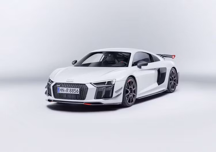 Ở dạng nguyên bản, siêu xe Audi R8 về cơ bản vốn đã là một chiếc Lamborghini Huracan "thay vỏ" với kiểu dáng hiện đại và hiệu năng vận hành cao. Tuy nhiên vẫn có không ít người chưa bằng lòng với chiếc R8 nguyên bản và muốn độ chiếc xe trở nên thể thao hơn nữa.