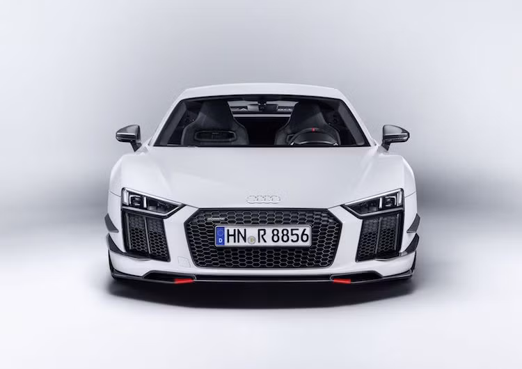 Phục vụ cho nhóm khách hàng này, bộ phận thể thao Audi Sport đã tung ra một gói nâng cấp chính hãng với tên gọi Audi Performancet Parts cho R8. Bắt đầu từ phía trước, chiếc siêu xe Audi có cản trước nguyên bản được giữ nguyên, nhưng có thêm các cánh khuếch tán bằng sợi carbon ốp bên dưới và "vây" hai bên.